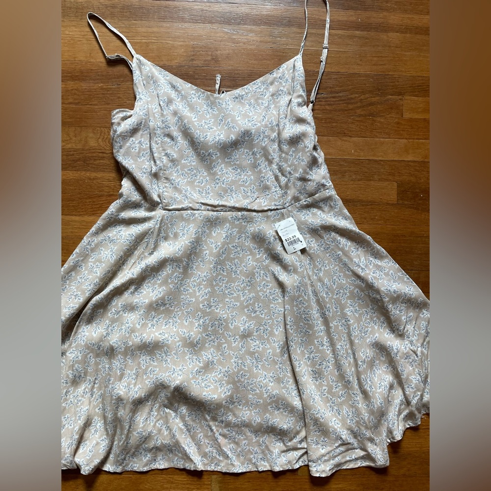 NWT. Blush J Floral Dress. Size Large.